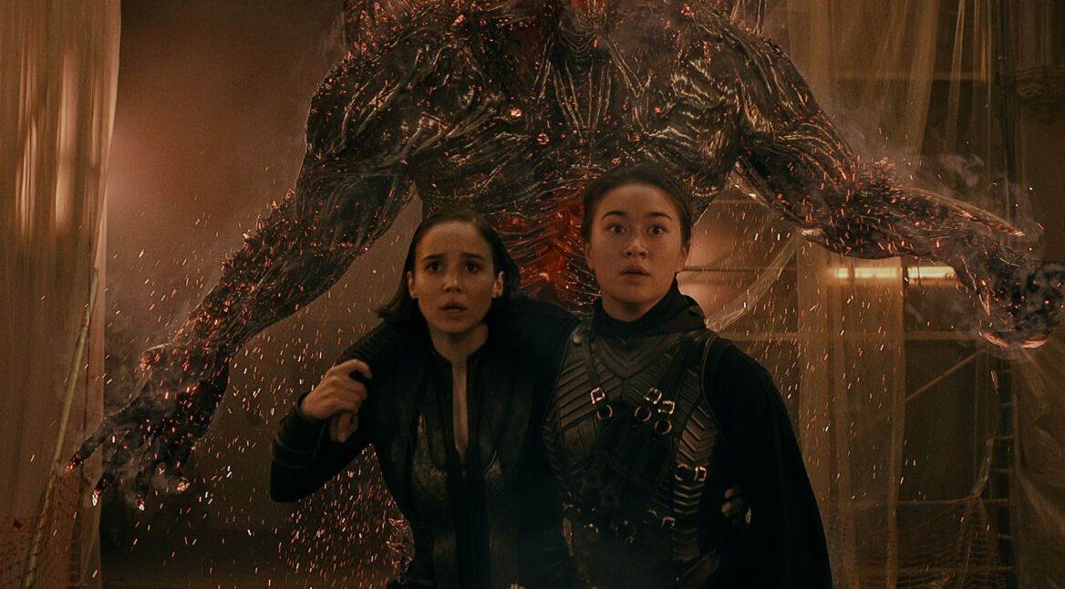 Zwei junge Frauen auf der Flucht vor einem Monster