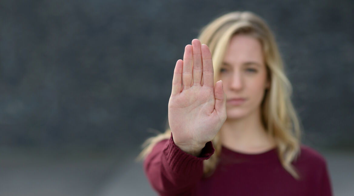 Frau zeigt Stop-Zeichen