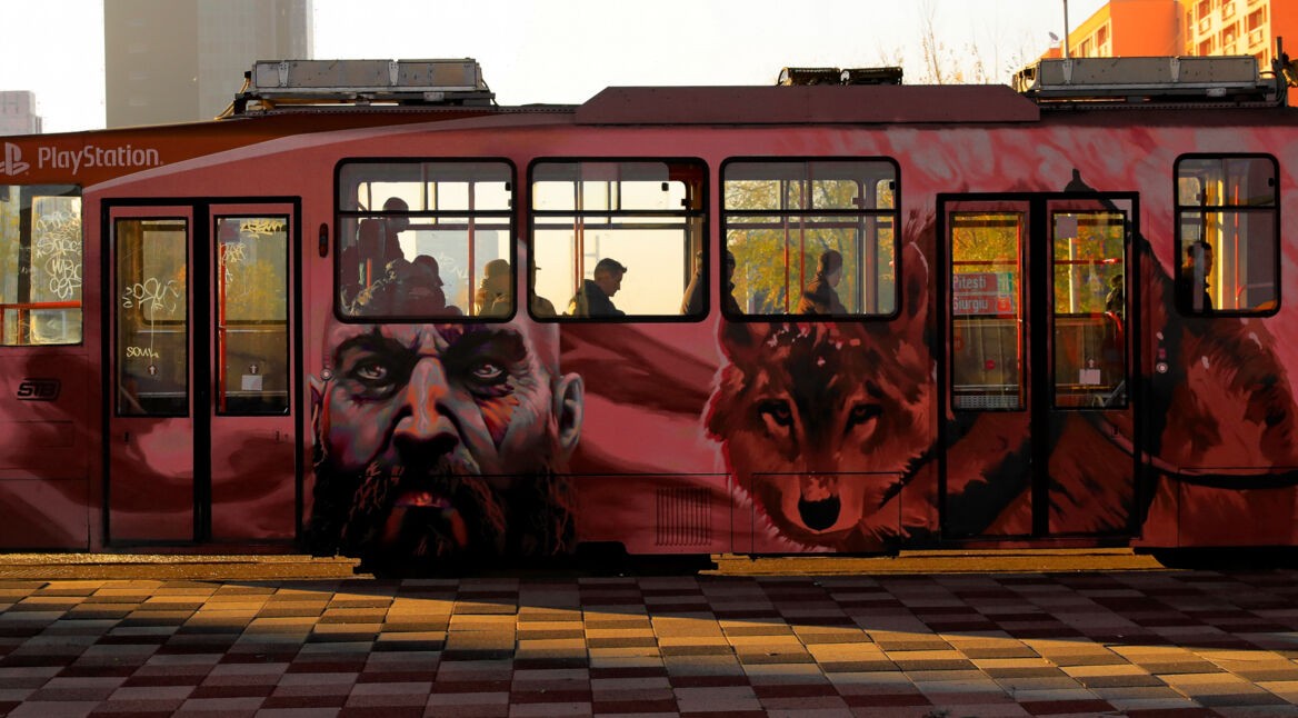 Kratos und ein Wolf aus God of War Ragnarök als Lackierung auf einer Straßenbahn