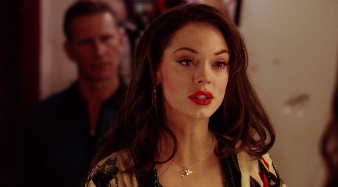 Cherry Darling (Rose McGowan) schaut in den Spiegel in Planet Terror