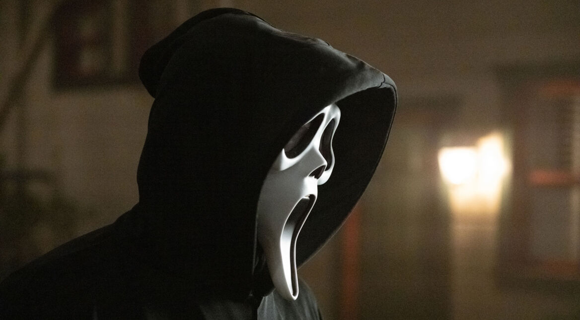 Der Killer Ghostface in Scream 5