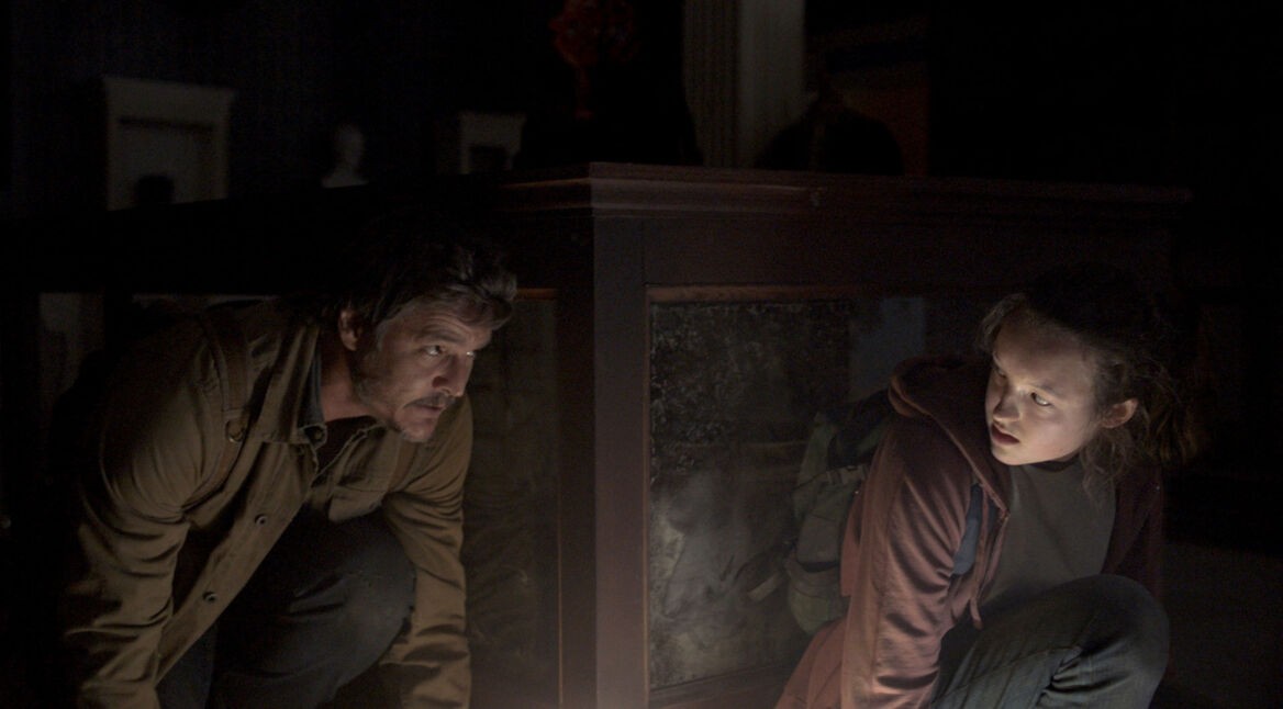 Joel und Ellie verstecken sich vor einem Clicker