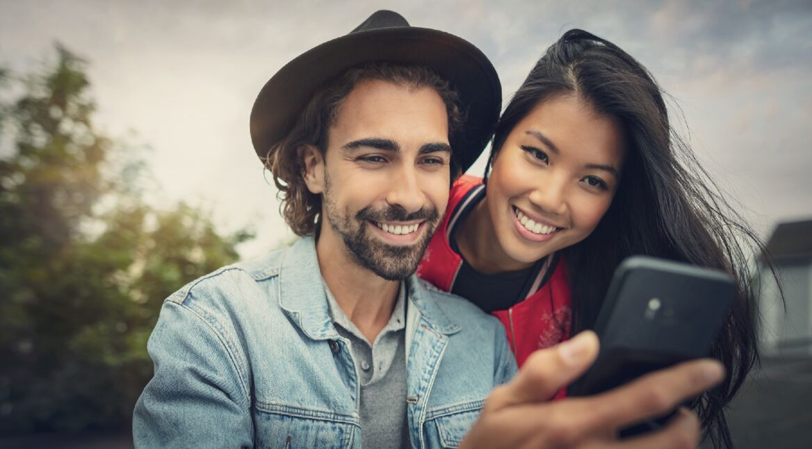 Mann und Frau mit Smartphone