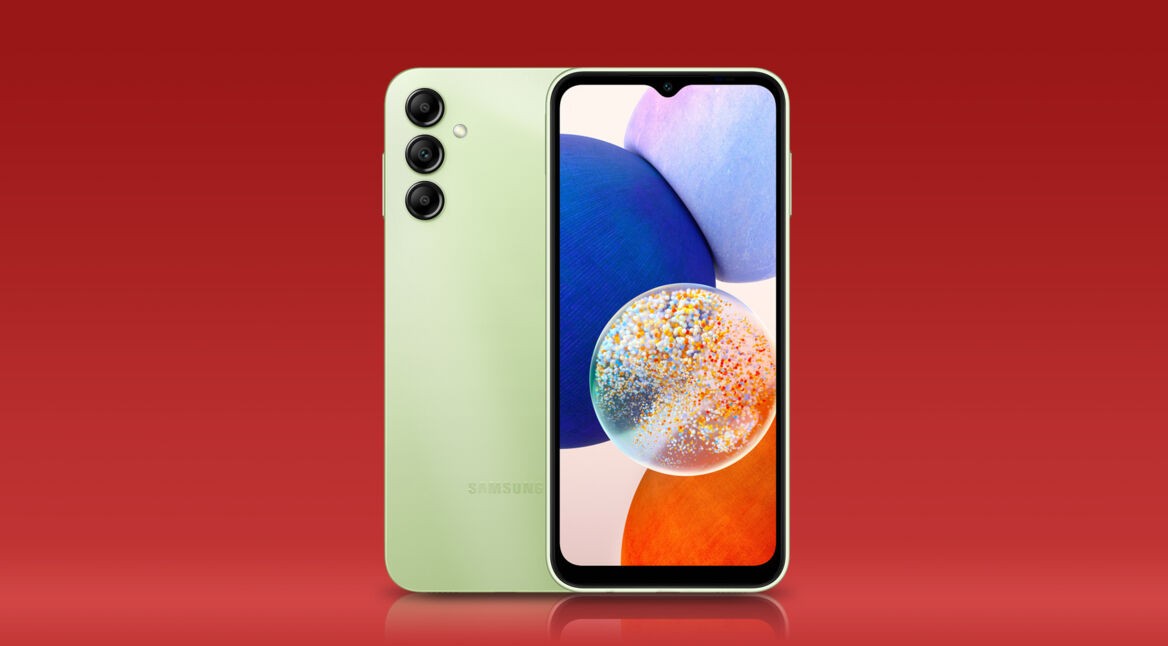 Das Smartphone Galaxy A14 5G in Grün von vorne und hinten vor rotem Hintergrund