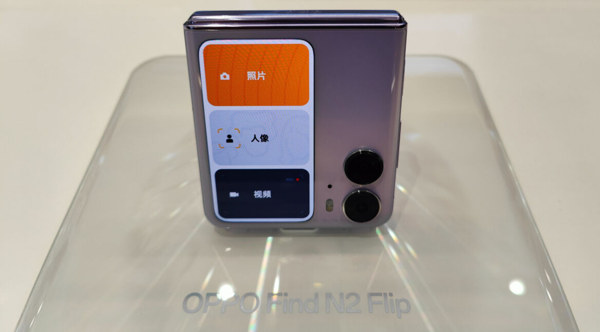 Klapp-Handy OPPO Find N2 Flip in der Auslage eines Geschäftes