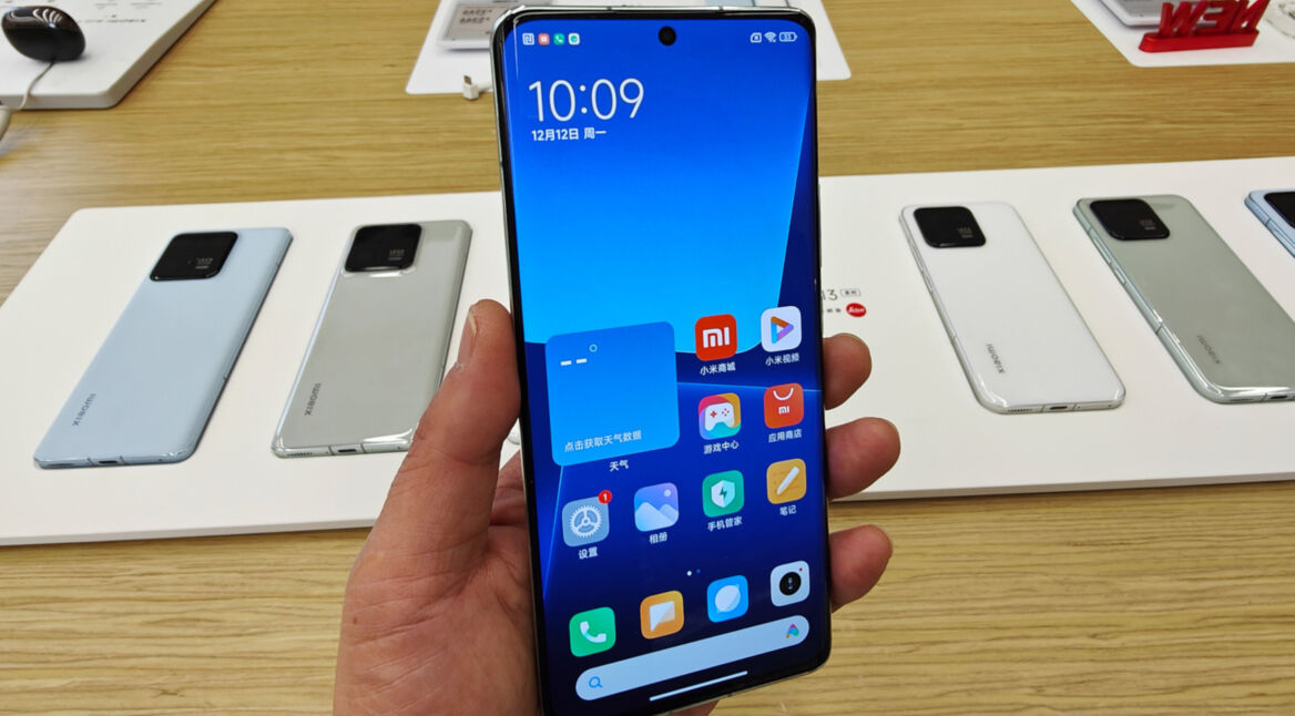 Hand hält das Smartphone Xiaomi 13 Pro in einem Ladengeschäft