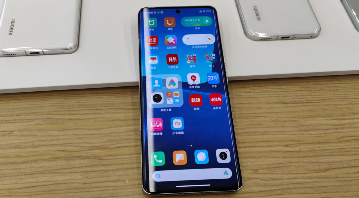 Smartphone Xiaomi 13 Pro liegt in der Auslage eines Geschäftes.