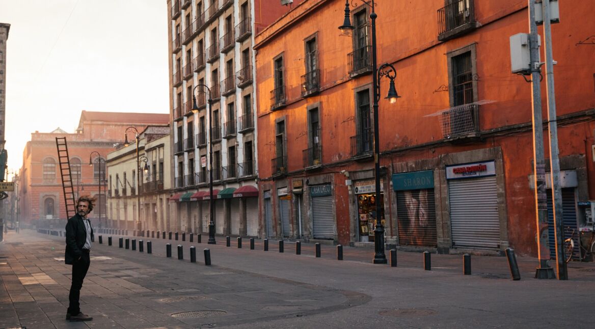 Ein Mann auf einer menschenleeren Straße
