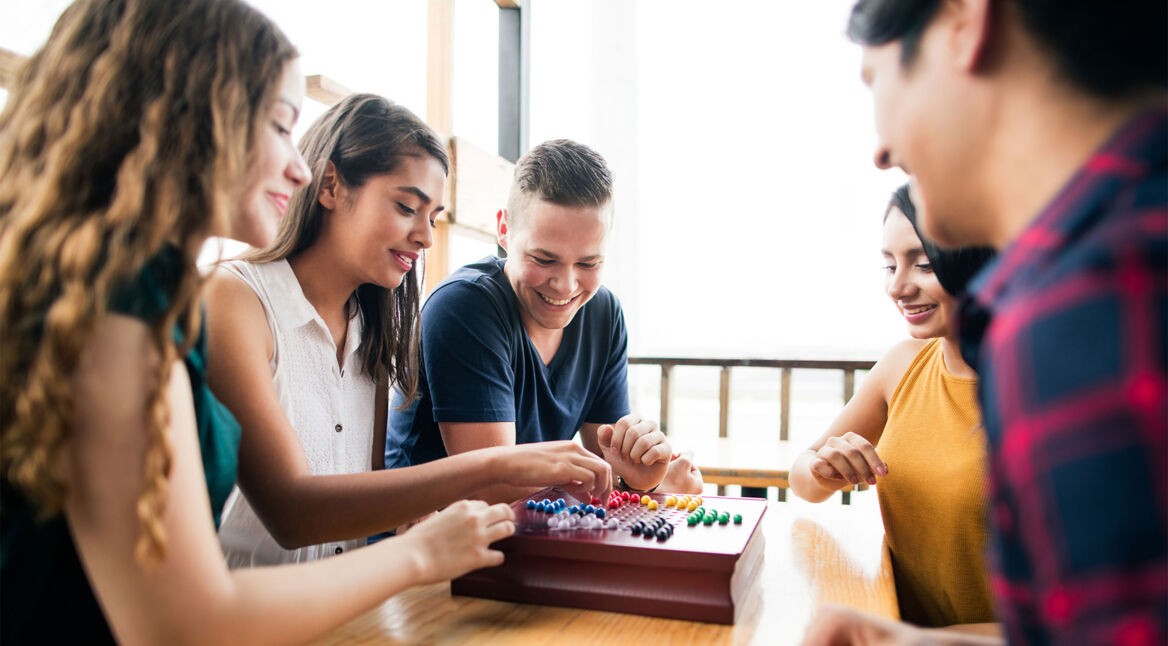 freunde spielen brettspiele zusammen