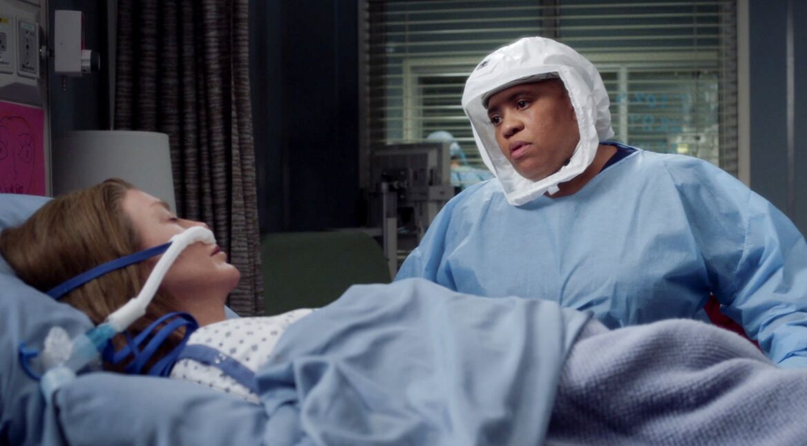 Ärztin und Patientin in Schutzkleidung im Krankenhaus