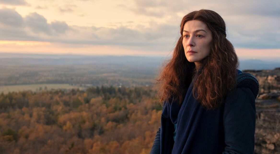 Rosamund Pike vor einer weiten Landschaft