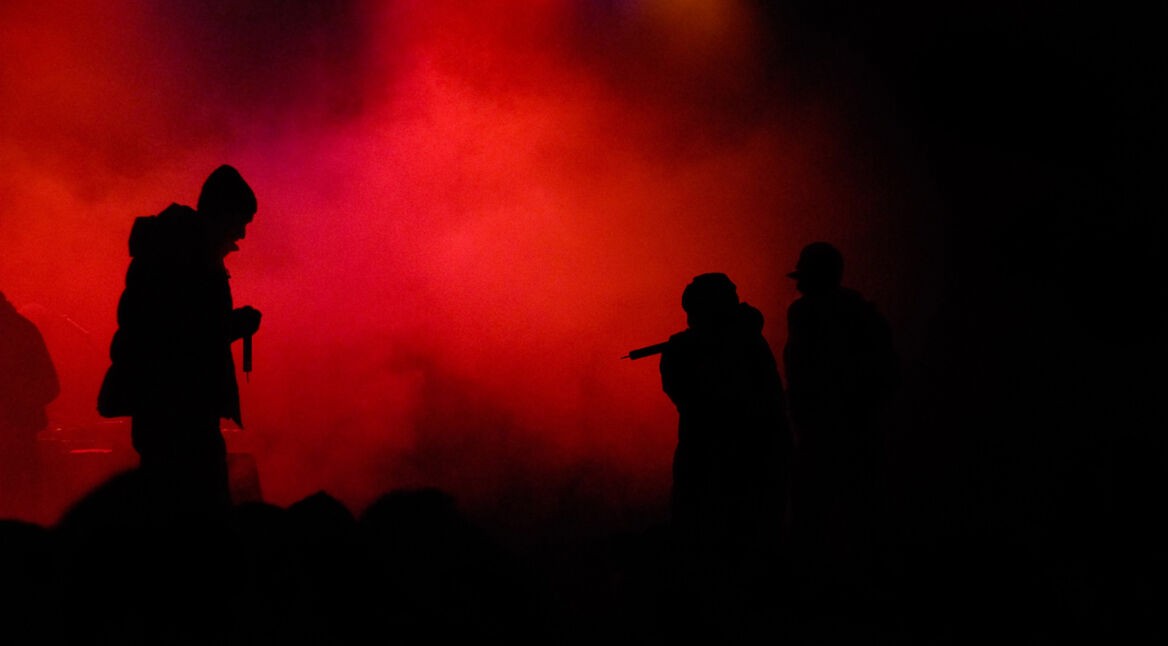 Die Silhouette eines Rappers vor rotem Hintergrund