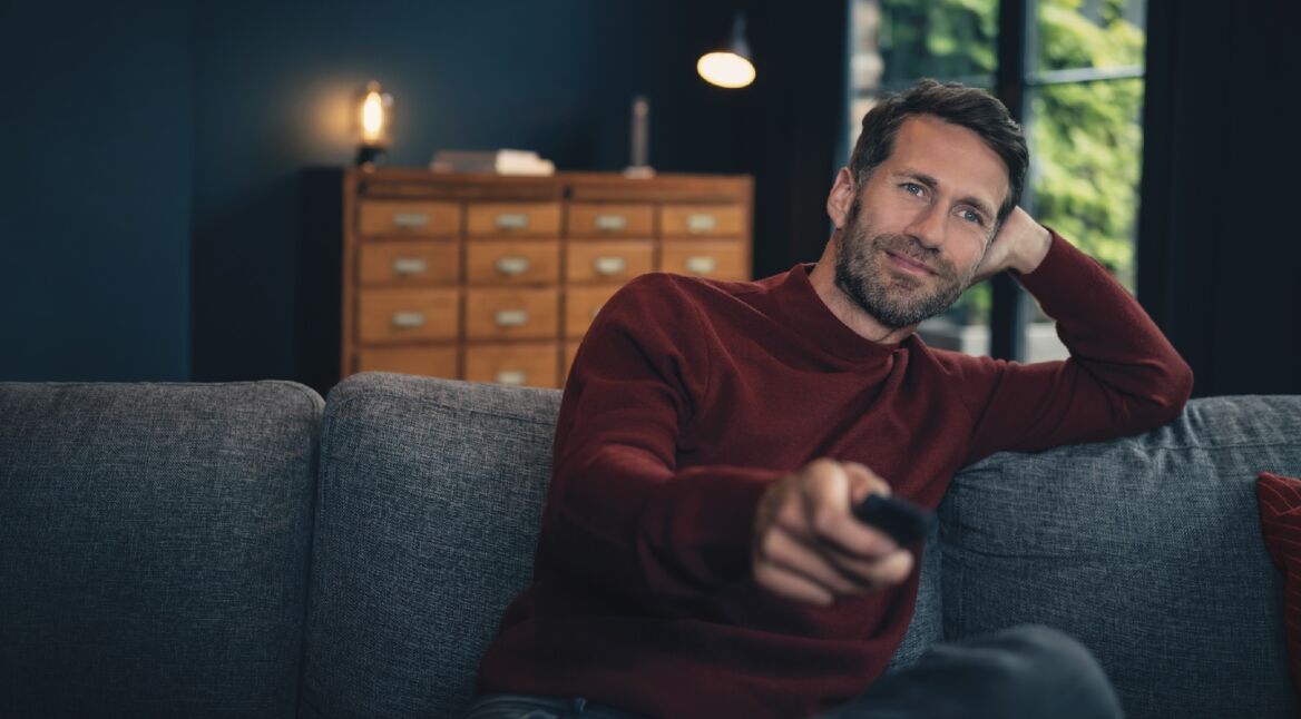 Mann mit Fernbedienung