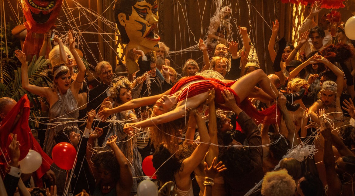 Nellie LaRoy (Margot Robbie) wird von einer feierenden Menge auf den Händen getragen