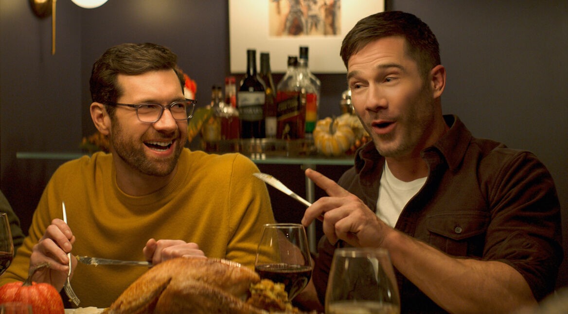 Bobby (Billy Eichner) und Aaron (Luke Macfarlane) bei einem gemeinsamen Abendessen mit Freunden