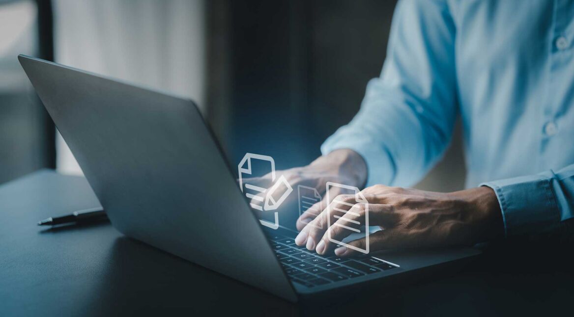 Mann benutzt DeepL Write auf Laptop