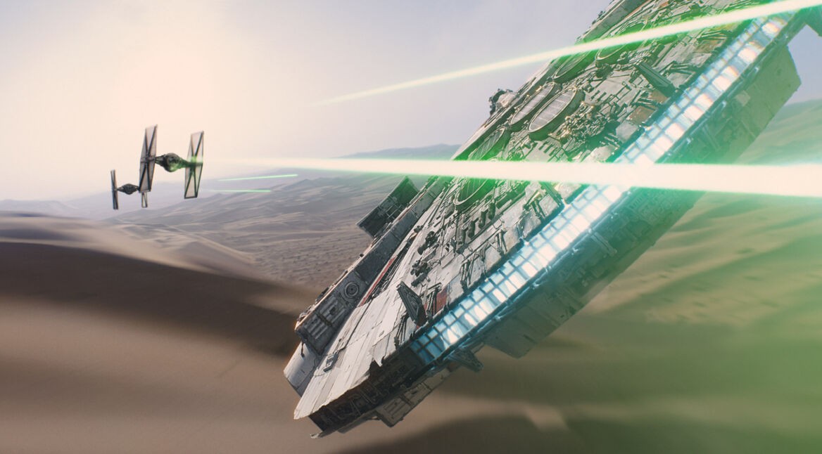 Ein X-Fighter beschießt den Falcon mit Lasern