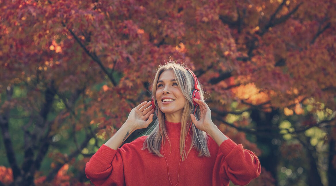 Eine Frau hört Musik mit Deezer