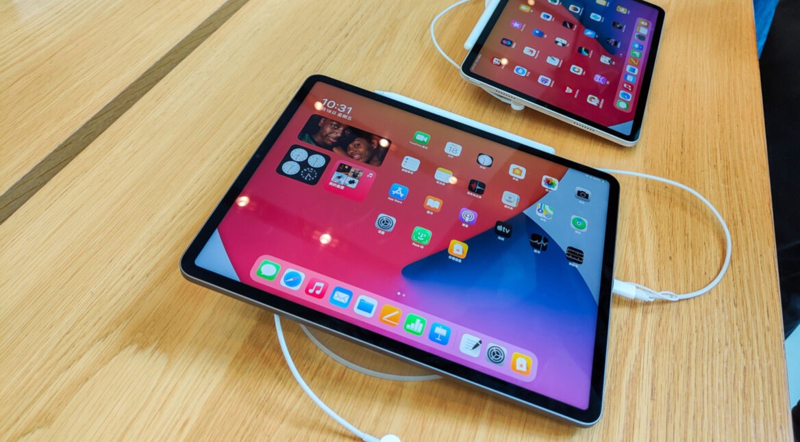 Zwei Apple iPad Pro auf Holztisch, mit Apps und neuem iPadOS 16.
