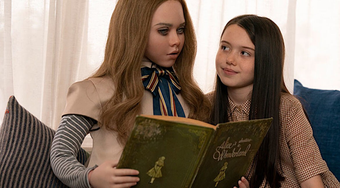 M3GAN liest Cady aus Alice im Wunderland vor