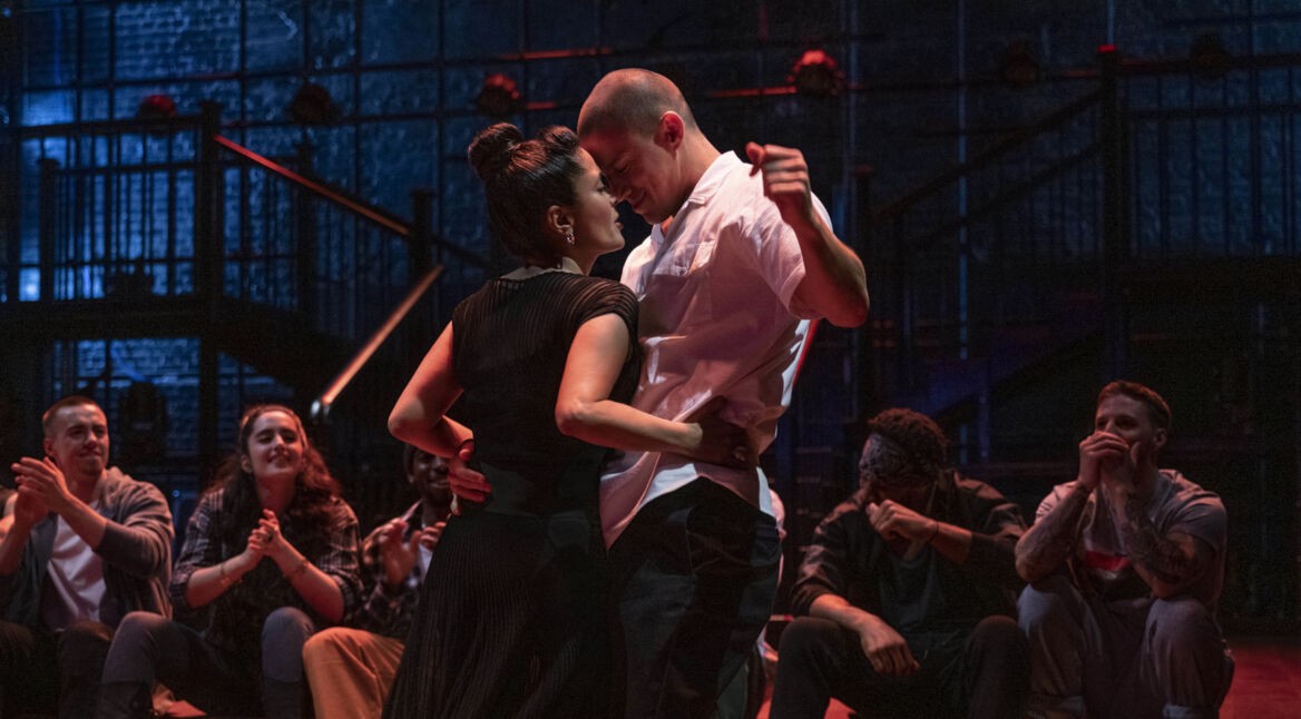 Channing Tatum und Salma Hayek Pinault tanzen in Magic Mike's Last Dance vor begeistertem Publikum.