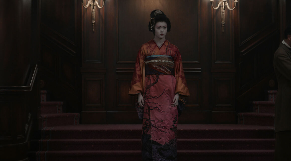 Ling Yi steht im Kimono in der Halle