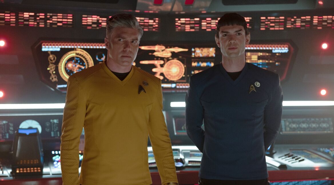 Zwei uniformierte Männer im Kommandoraum eines Raumschiffs.