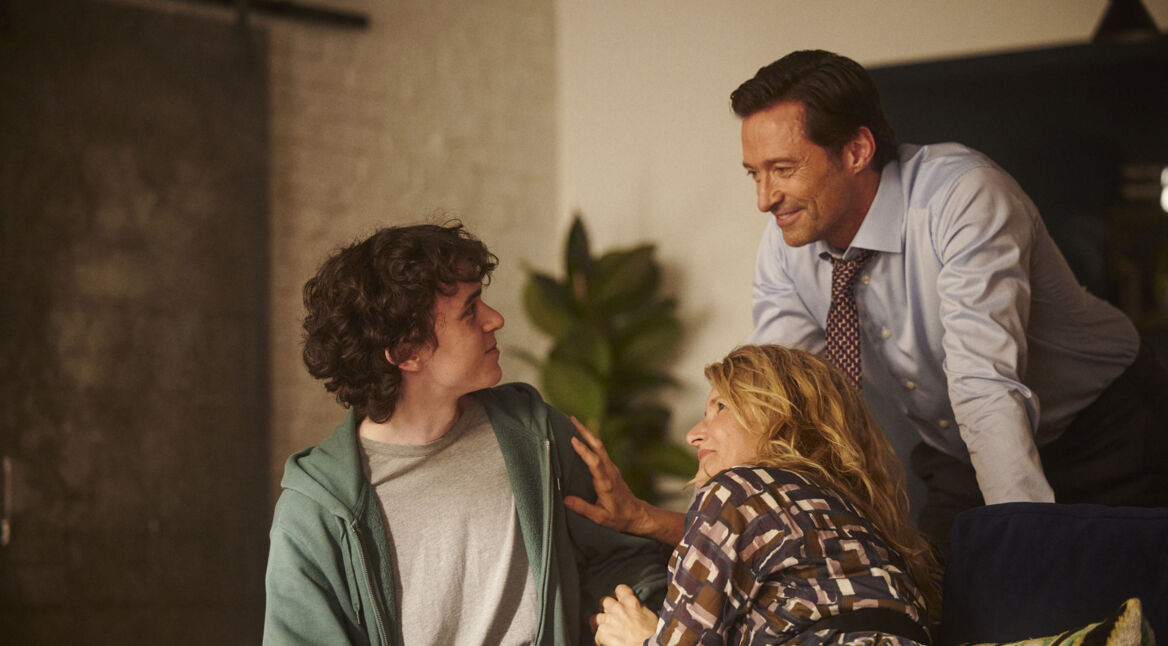 Familie schaut sich gegenseitig an