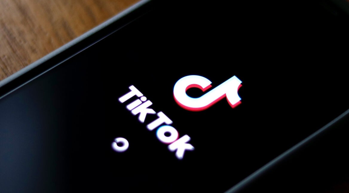 TikTok-Logo auf Smartphone-Display