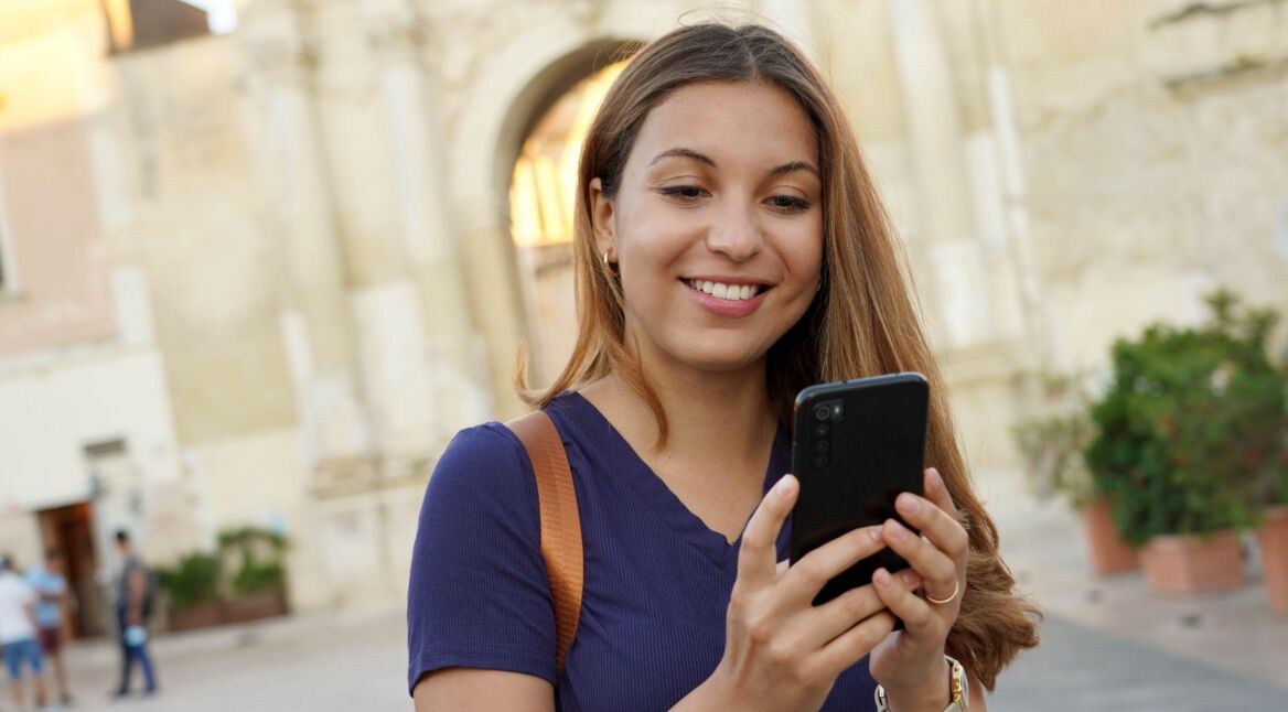 Junge Frau mit Handy