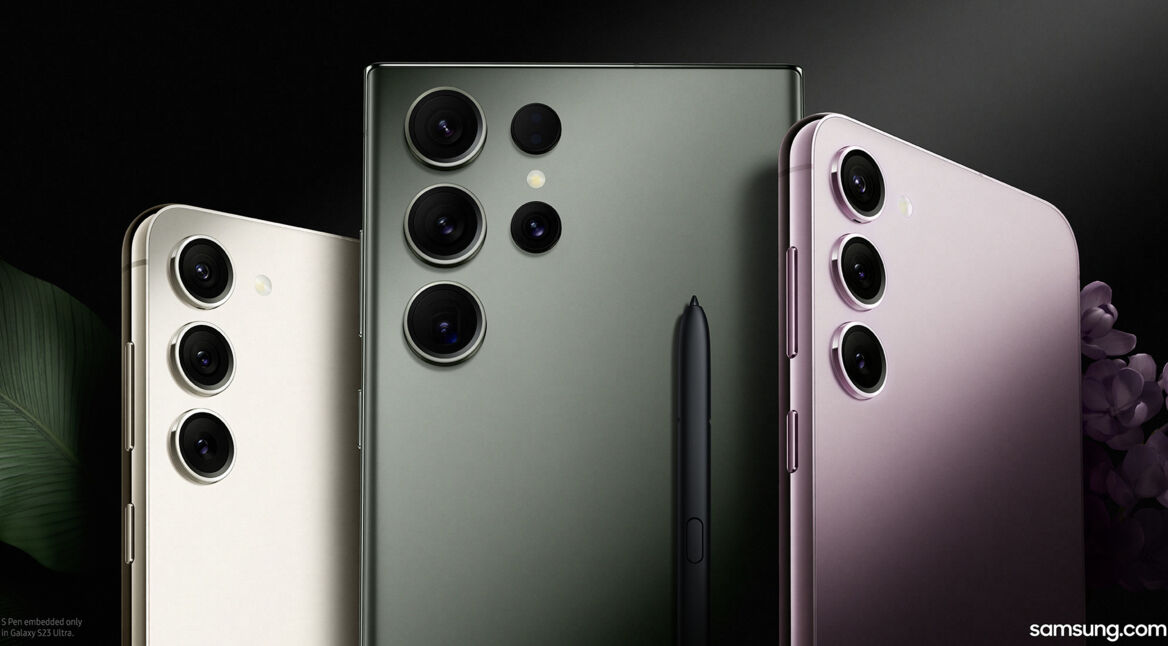 Rückseiten von drei Handys nebeneinander vor dunklem Hintergrund: Galaxy S23, Galaxy S23 Ultra und Galaxy S23+