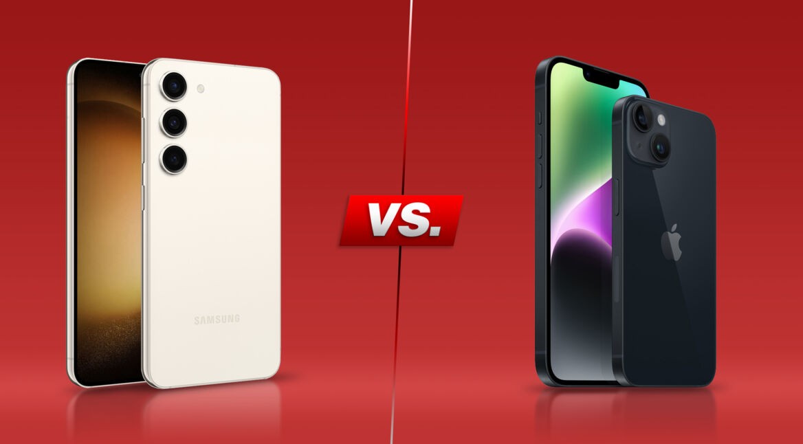 Smartphones Galaxy S23 und iPhone 14 von beiden Seiten vor rotem Hintergrund