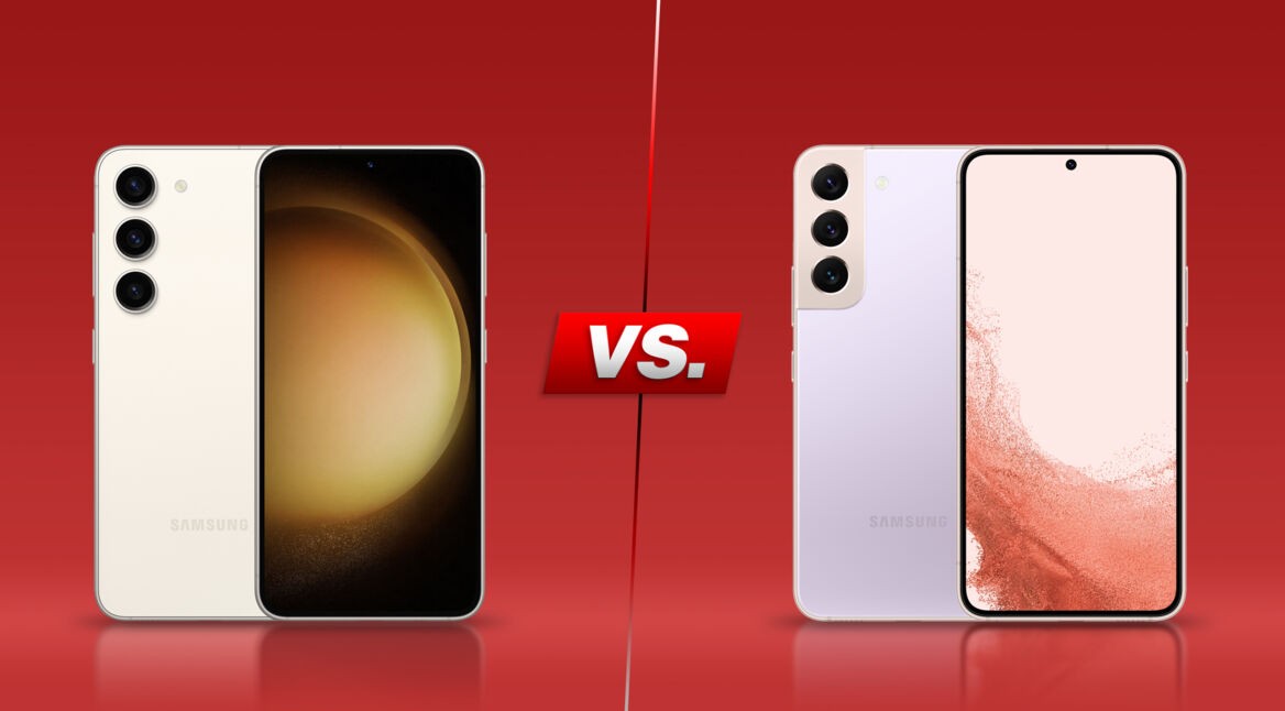 Smartphones Galaxy S23 und Galaxy S22 von beiden Seiten nebeneinander vor rotem Hintergrund