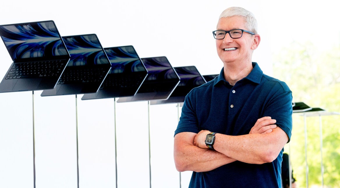 Apple-Chef Tim Cook im Sommer 2022 vor einer Reihe MacBook Airs