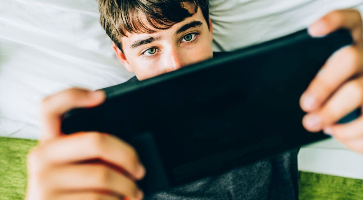 Die Nintendo Switch in der Hand halten