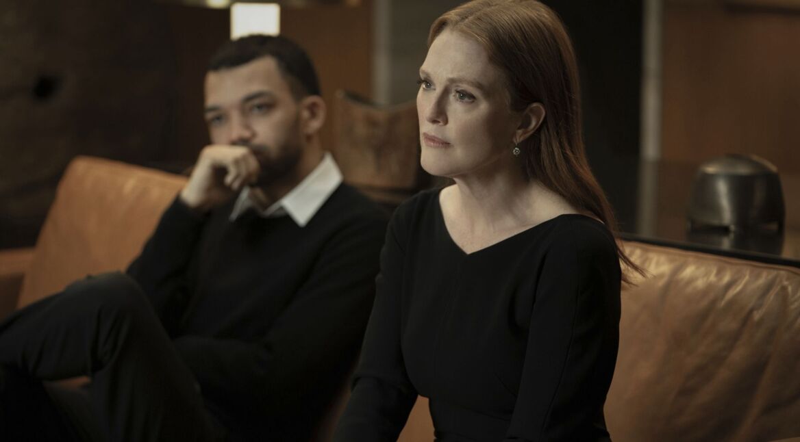Justice Smith und Julianne Moore in "Sharper"