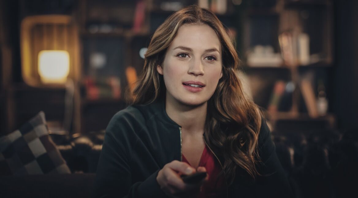 Frau mit Fernbedienung