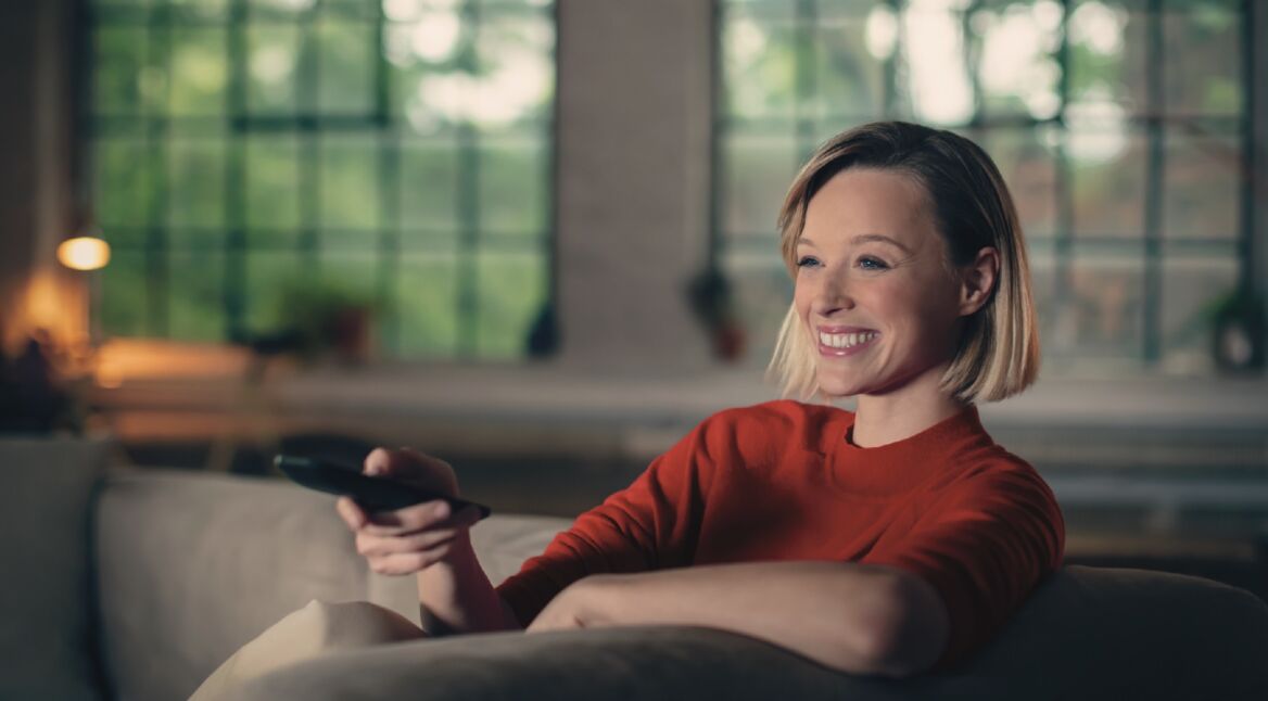 Frau mit Fernbedienung