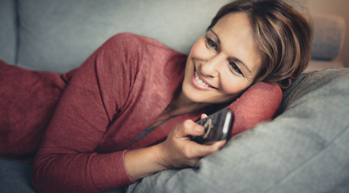 Frau mit Fernbedienung