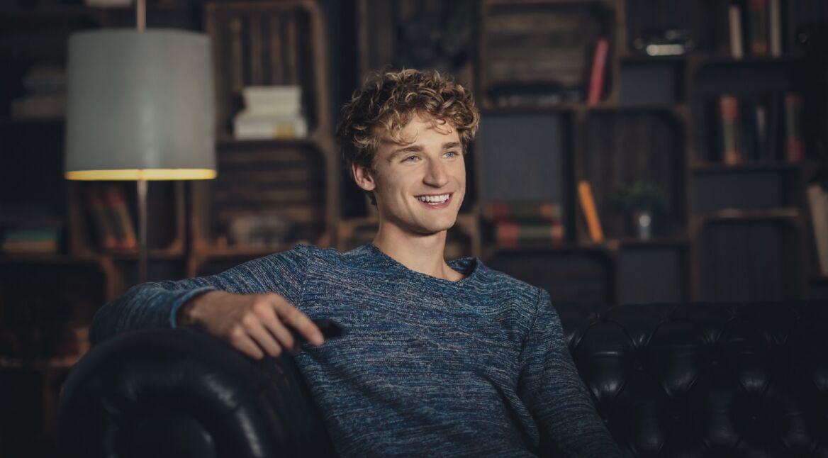 Mann mit Fernbedienung