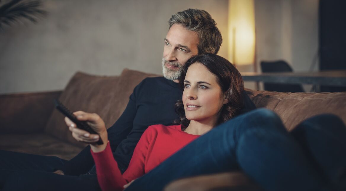 Paar schaut Fernsehen