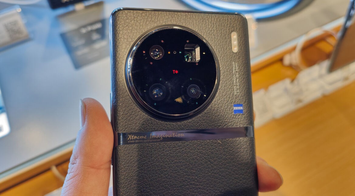 Hand hält das Smartphone Vivo X90 Pro in einem Ladengeschäft