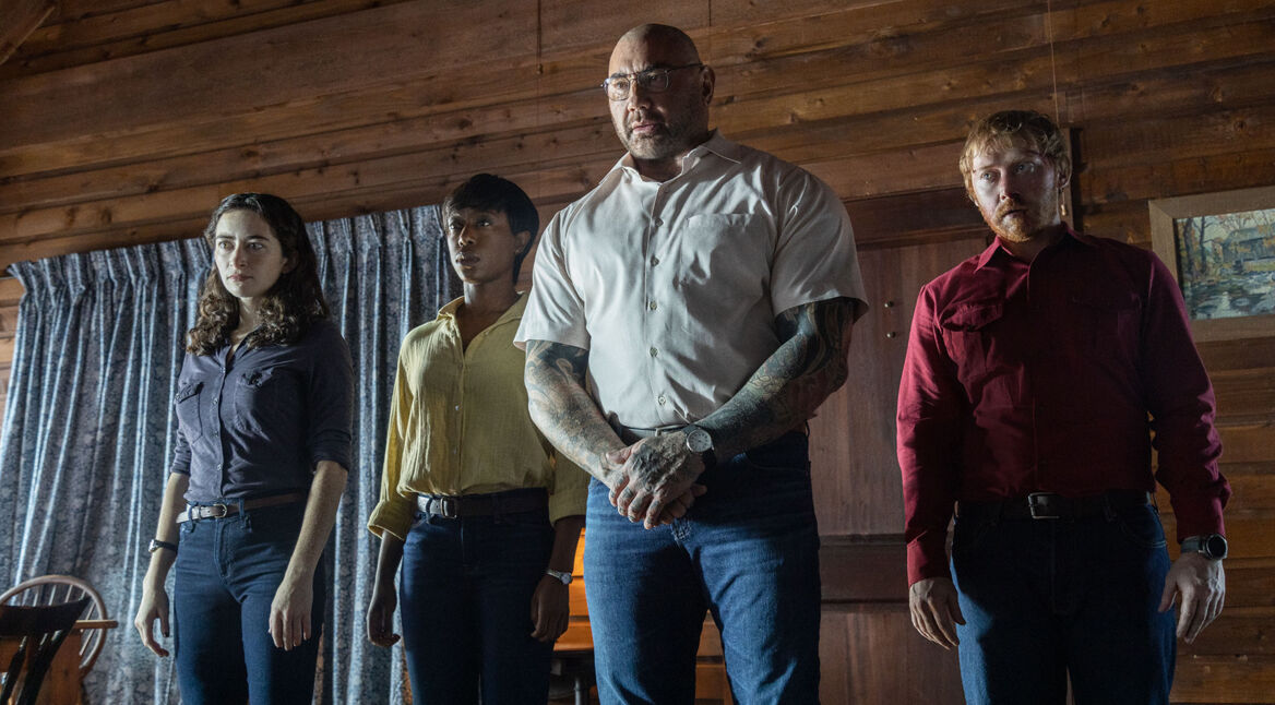 die vier fremden personen stellen die familie vor eine schwere Entscheidung