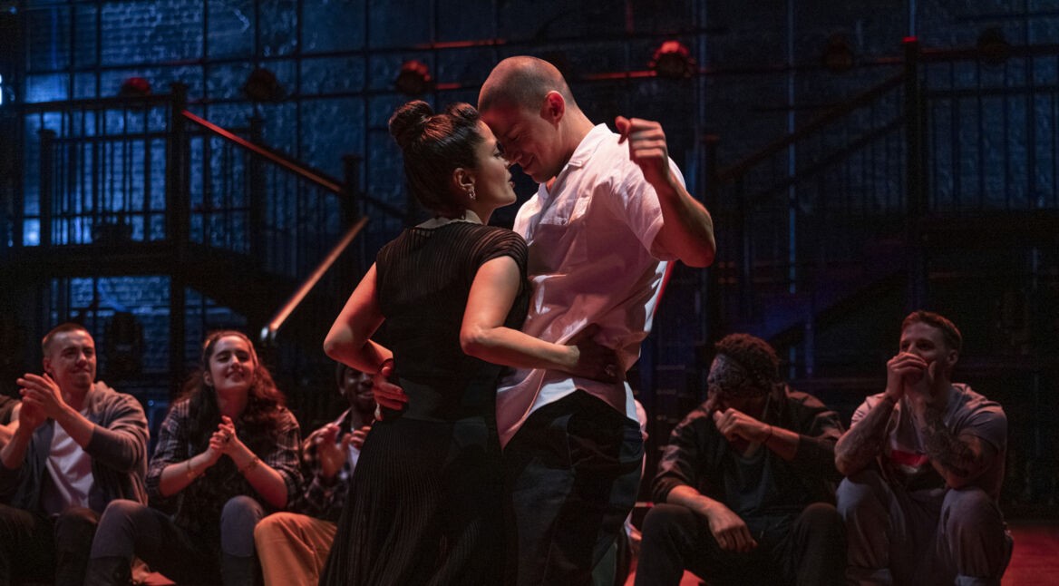Salma Hayek Pinault als Maxandra Mendoza und Channing Tatum tanzen vor einer Gruppe Menschen im Film Magic Mike - The Last Dance