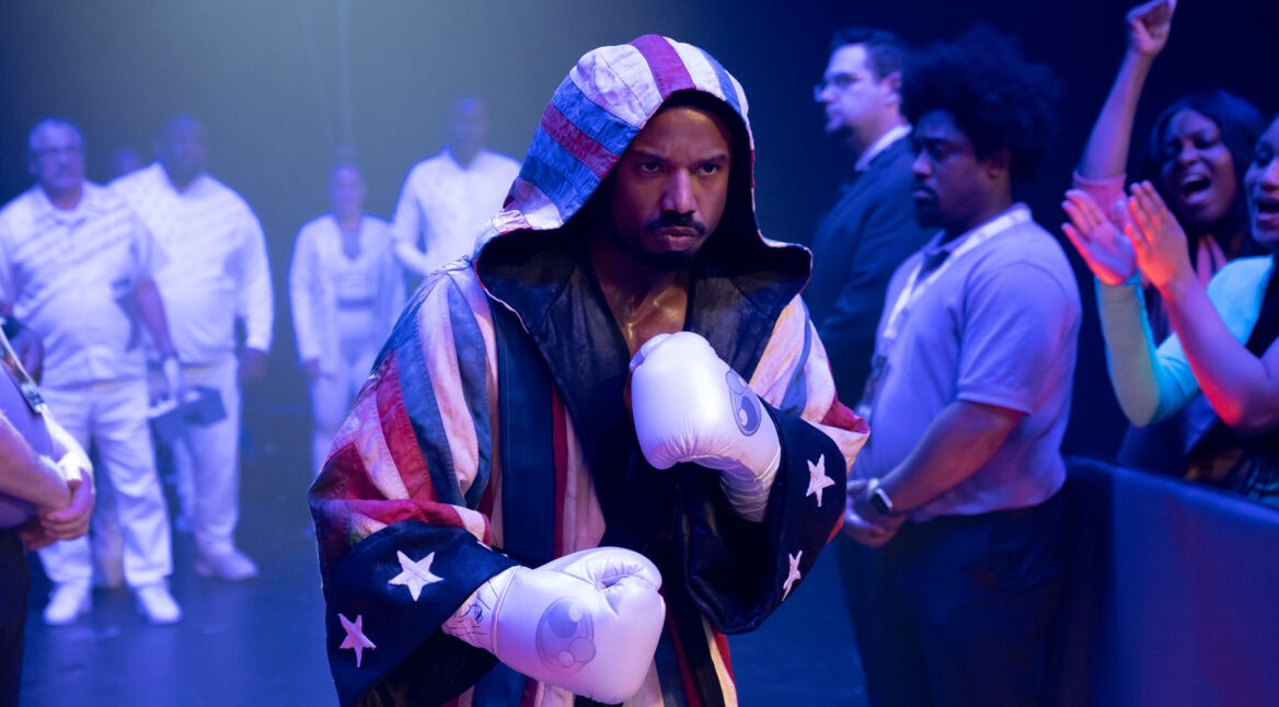 Michael B. Jordan als Adonis Creed steht einem Gegner im Box-Ring entgegen
