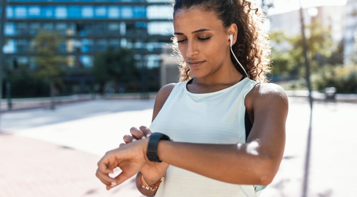 Junge Dame prüft ihre Smartwatch