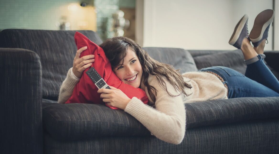 Frau schaut Fernsehen