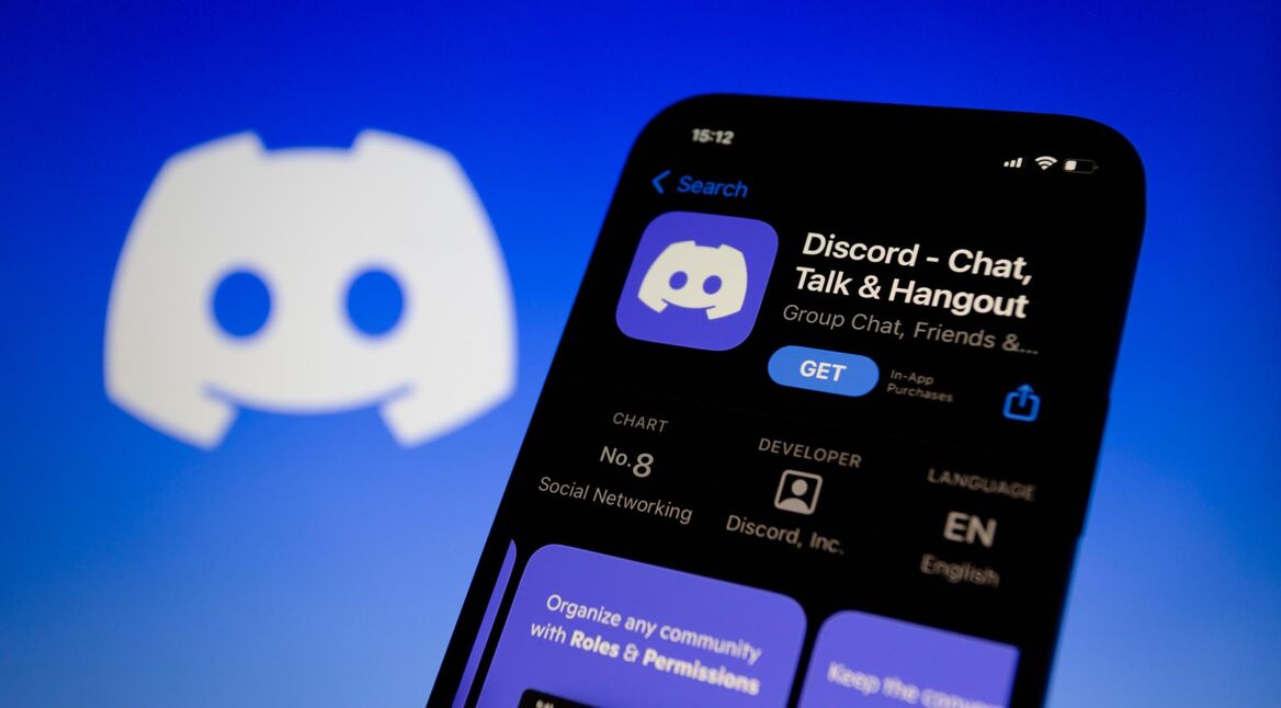 Ein Smartphone, das im Appstore die Discord-App anzeigt