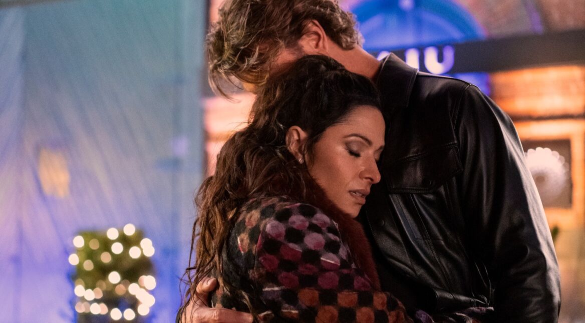 Ein Mann und eine Frau umarmen sich