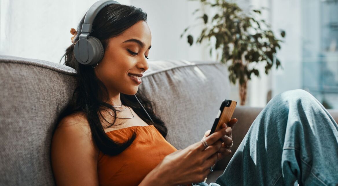 Frau hört Musik via Smartphone